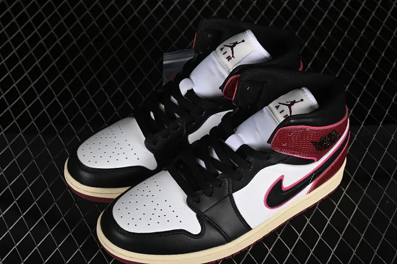 All categories Air Jordan Jordan series basketball shoes Air Jordan 1 Mid Air Jordan 1 Mid AJ1 Joe 1 snake pattern black and red toes Zhongbang basketball shoes FQ7818-101